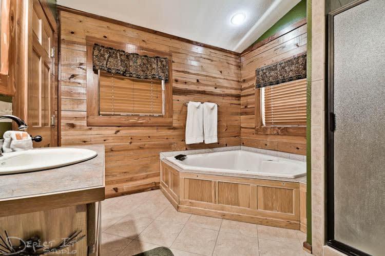 Secluded 2 Story Cabin Pool Wifi Smart Tvs Eureka Springs Eksteriør bilde